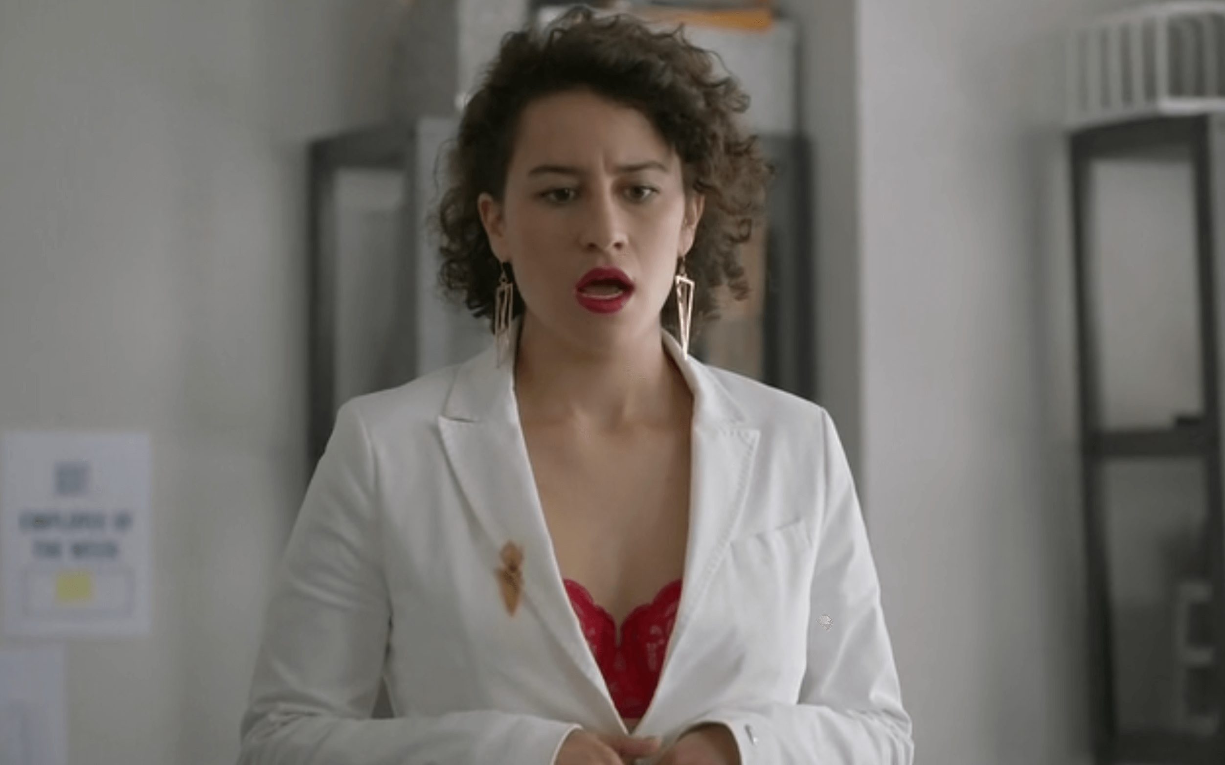 ilana glazer sexy cleavages (2)