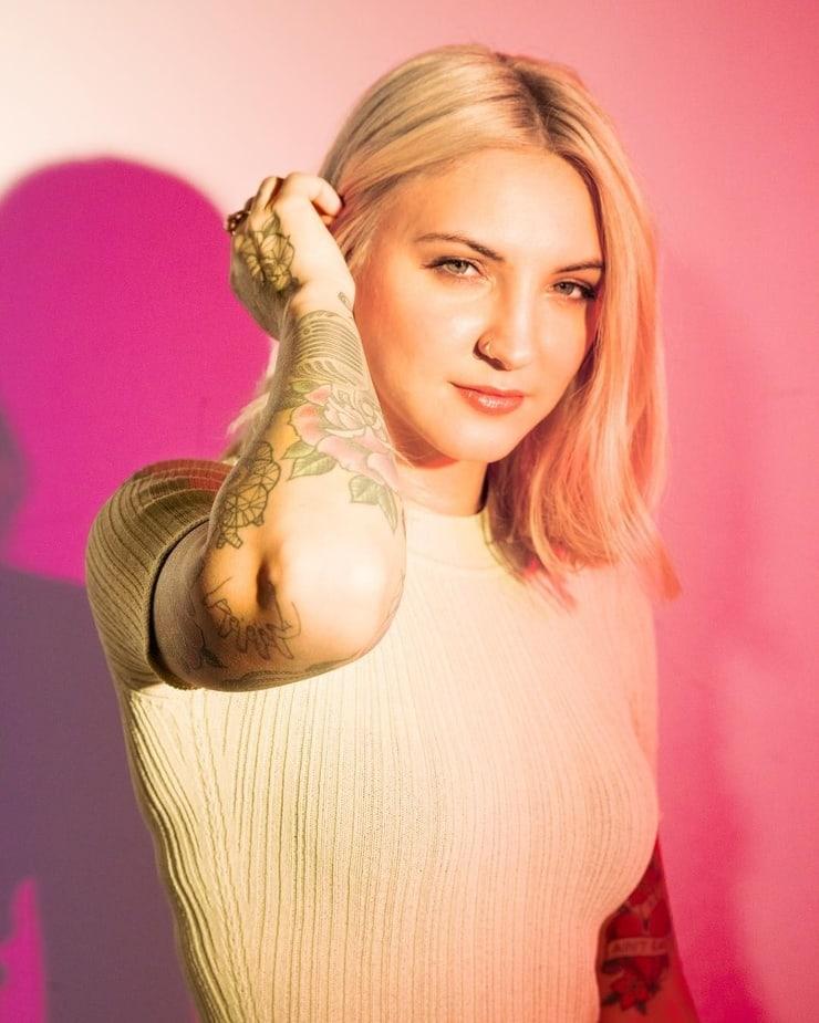 61 Sexy Julia Michaels Boobs Pictures Demonstrate That She Has Most Sweltering Legs 227