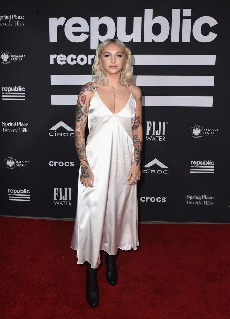 61 Sexy Julia Michaels Boobs Pictures Demonstrate That She Has Most Sweltering Legs 34