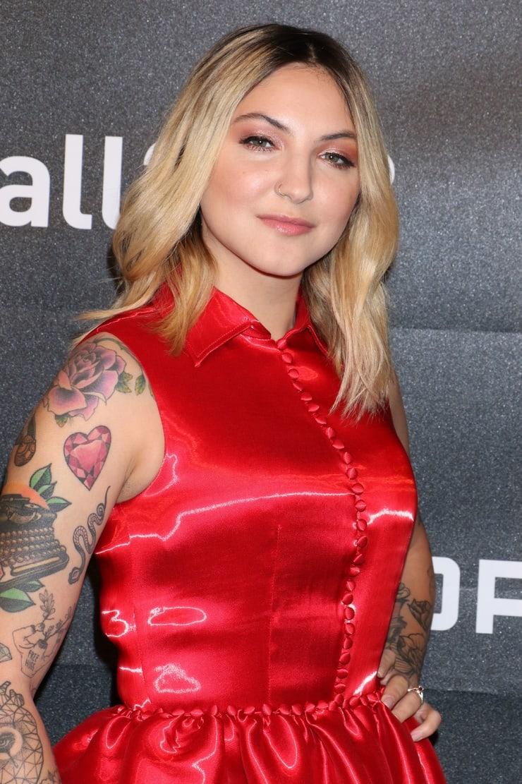 61 Sexy Julia Michaels Boobs Pictures Demonstrate That She Has Most Sweltering Legs 31