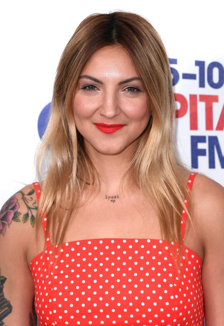 61 Sexy Julia Michaels Boobs Pictures Demonstrate That She Has Most Sweltering Legs 12
