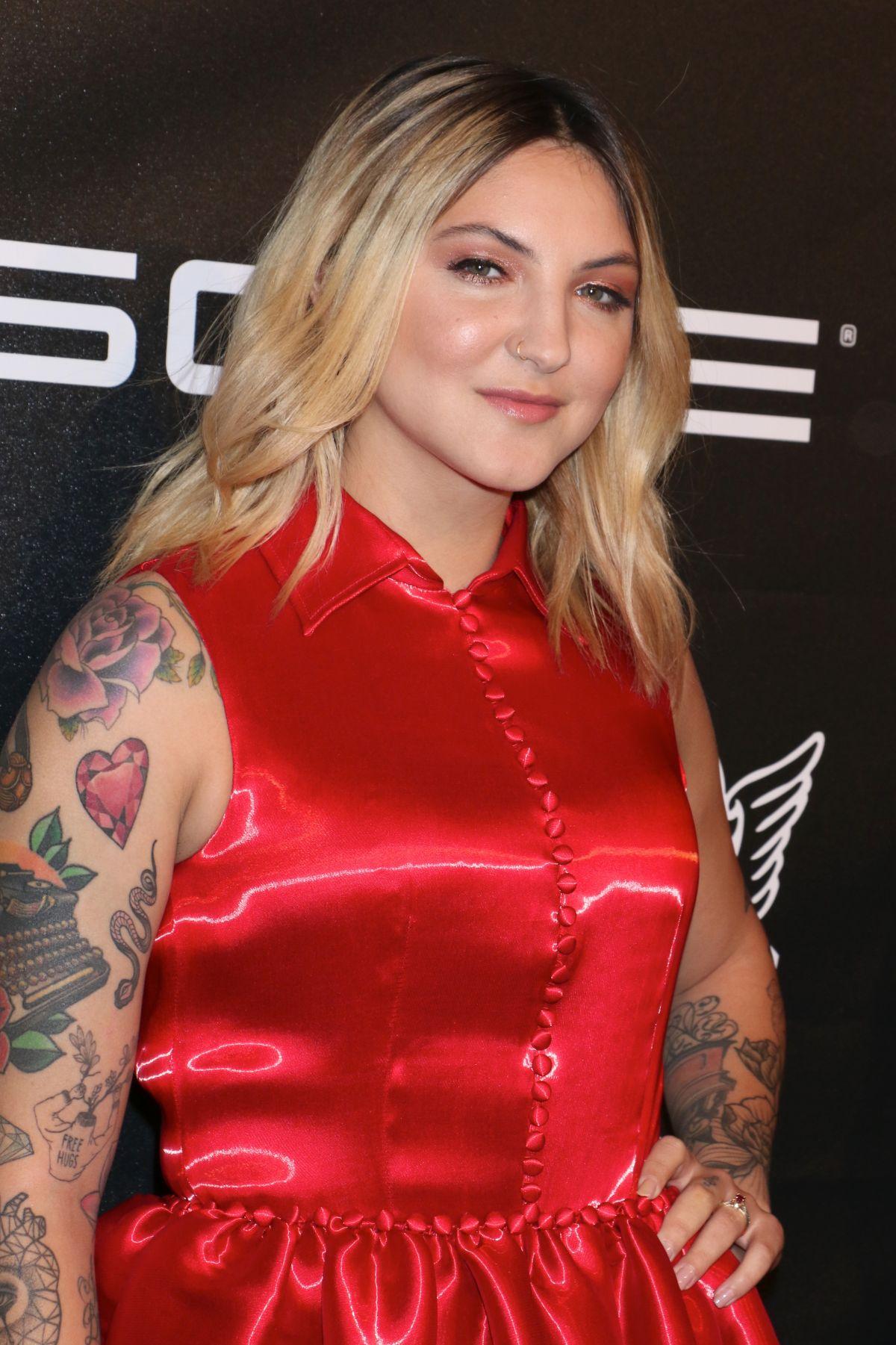 61 Sexy Julia Michaels Boobs Pictures Demonstrate That She Has Most Sweltering Legs 4