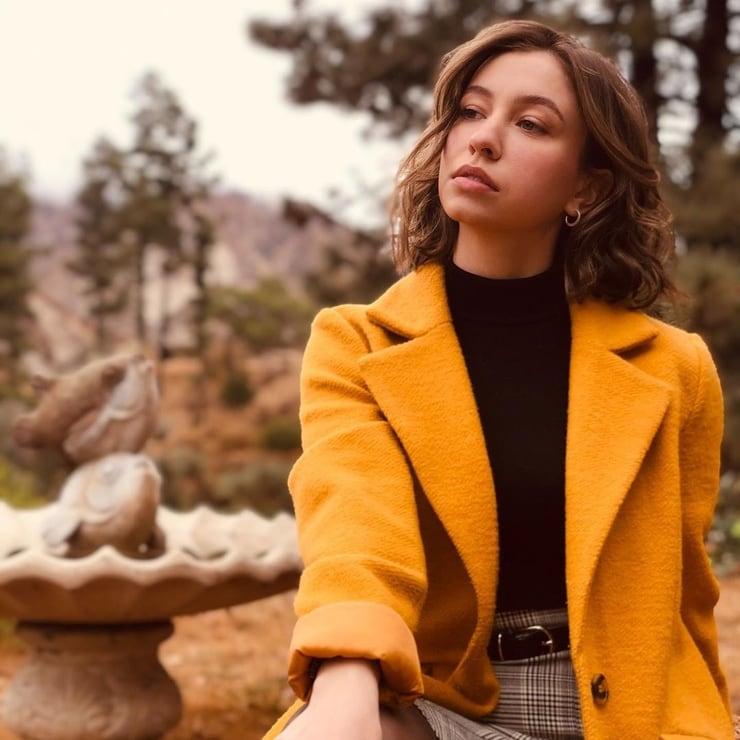 70+ Hot Pictures Of Katelyn Nacon Which Are Sure to Catch Your Attention 25