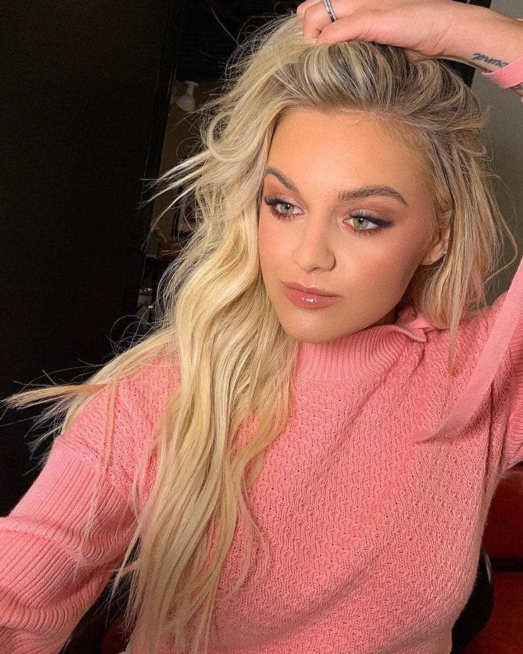 61 Sexy Kelsea Ballerini Boobs Pictures Demonstrate That She Is Probably The Most Smoking Lady Among Celebrities 43