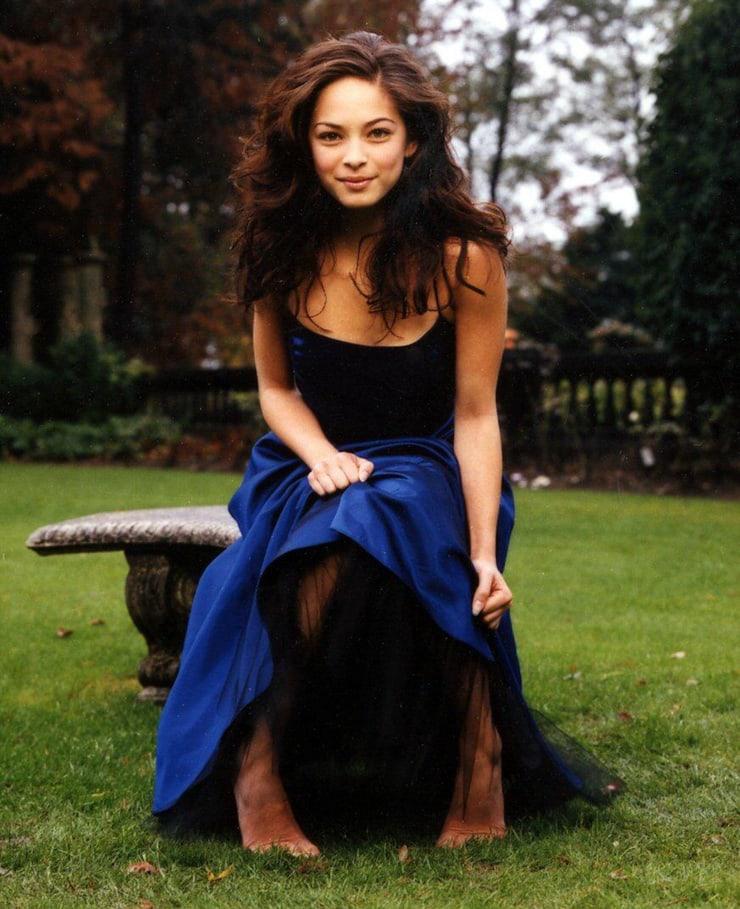 70+ Hot Pictures of Kristin Kreuk Reveal Her Amazing Sexy Body 14