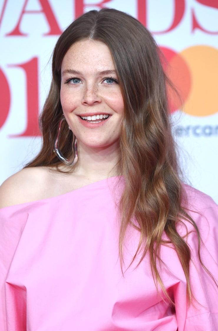 61 Sexy Maggie Rogers Boobs Pictures Will Expedite An Enormous Smile On Your Face 31