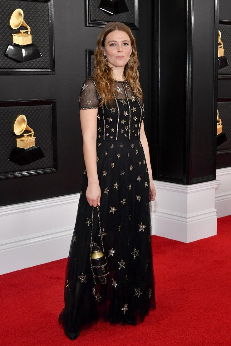 61 Sexy Maggie Rogers Boobs Pictures Will Expedite An Enormous Smile On Your Face 209