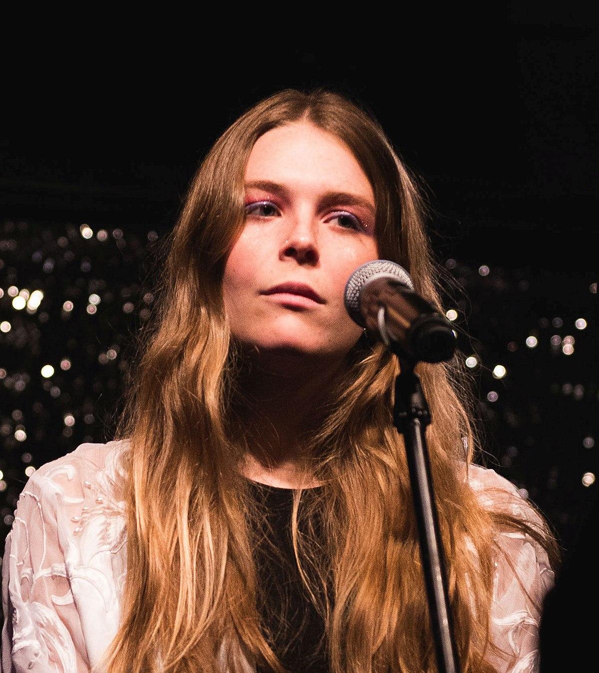 61 Sexy Maggie Rogers Boobs Pictures Will Expedite An Enormous Smile On Your Face 26