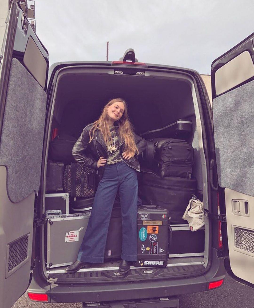 61 Sexy Maggie Rogers Boobs Pictures Will Expedite An Enormous Smile On Your Face 200
