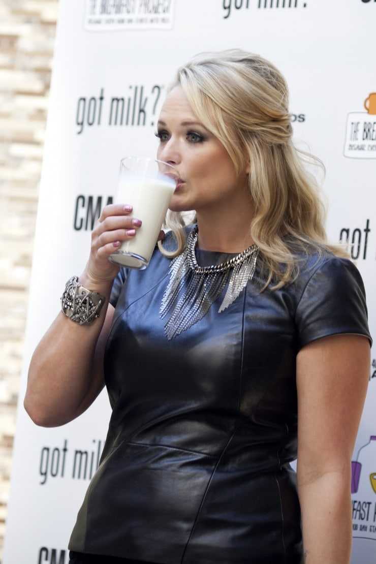 70+ Hot Pictures Of Miranda Lambert Expose Her Sexy Hour-glass Figure 17