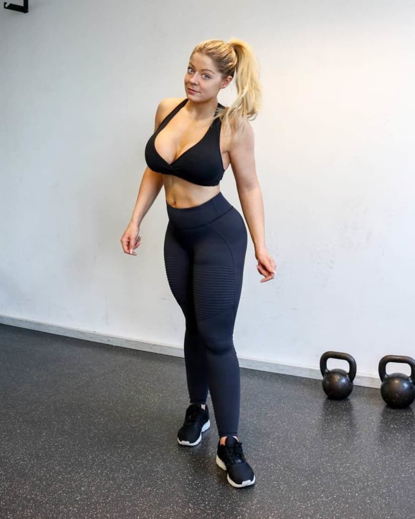 Mia Sand’s Sexy Photos Show Off Her Amazing Physique 31