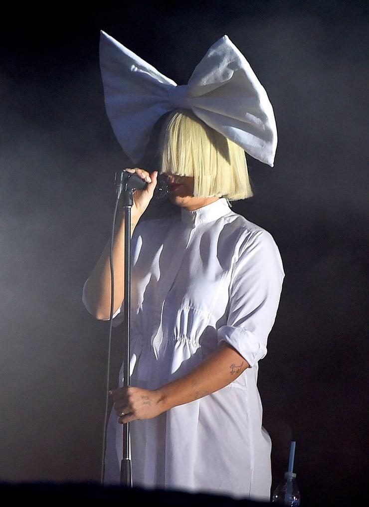 61 Sexy Sia Furler Boobs Pictures Are Simply Excessively Damn Delectable 28