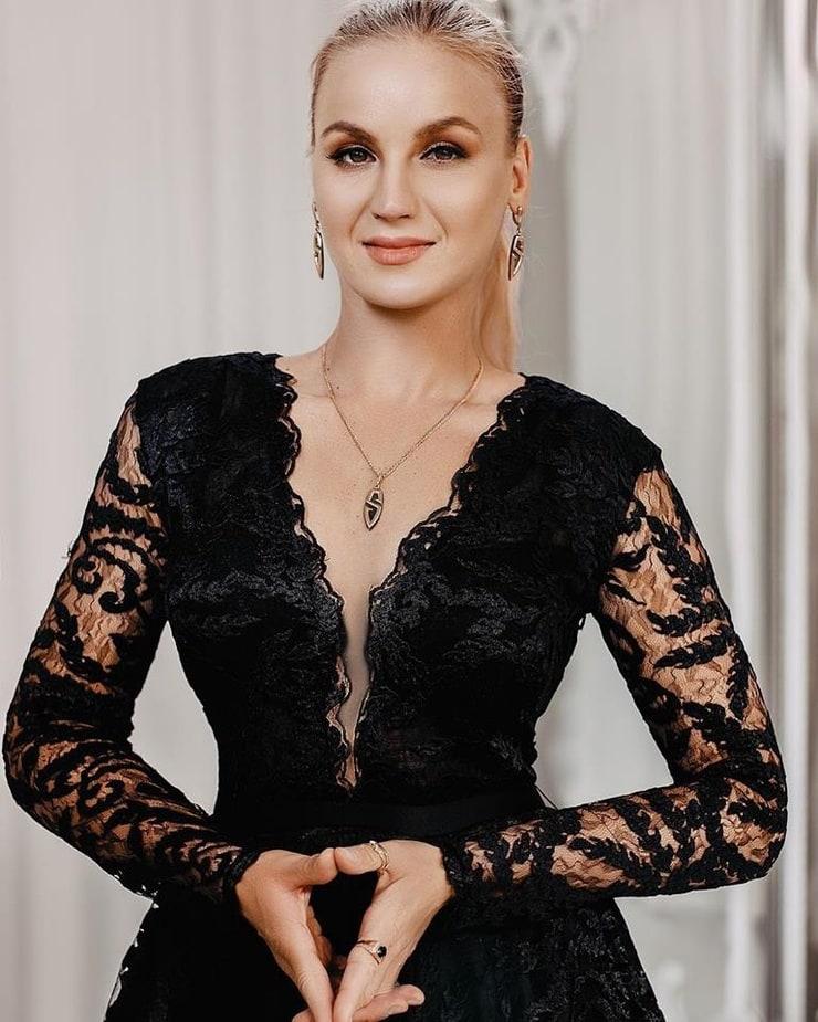 valentina shevchenko cleavage