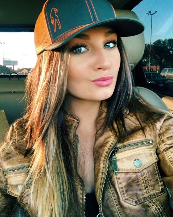 Hot Gallery of gorgeous women taking cute car selfies in style 40