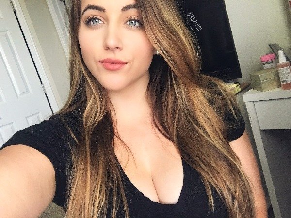 Hot Girls With Big Boobs Who are Sexy and Showing Off Cleavage (20 Photos) 12