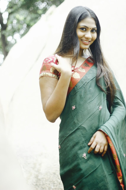 Telugu Actress Shruthi Reddy Hot Pics In Saree 6
