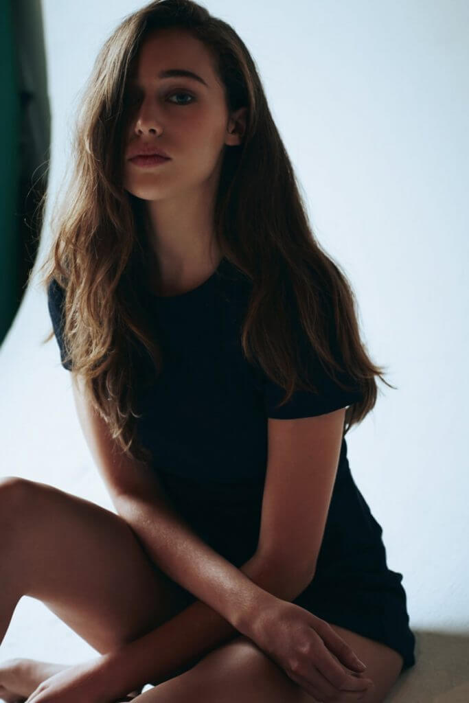 Alycia-Debnam-Carey-legs-hot-pic-683x1024