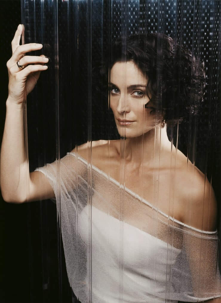 Carrie-Anne Moss hot side pics