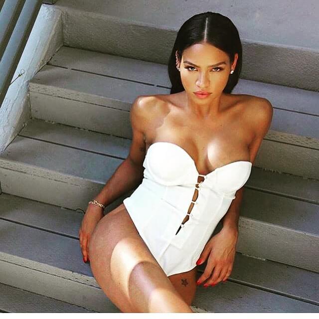 52 Cassie Nude Pictures Show Off Her Dashing Diva Like Looks 70