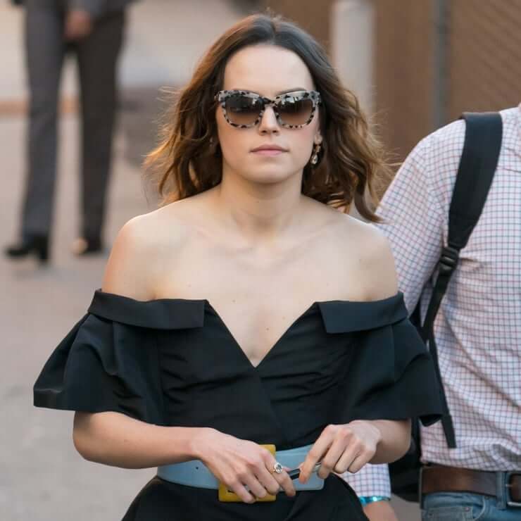 Daisy Ridley cleavage (1)