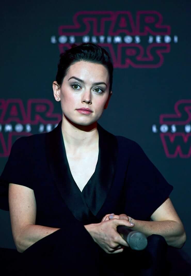 Daisy Ridley sexy boobs cleavage (1)
