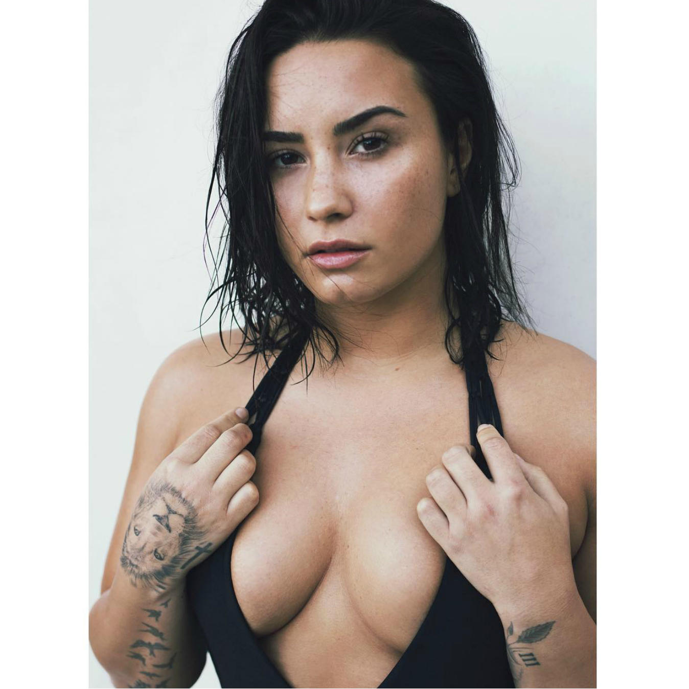 Demi Lovato sexy cleavages