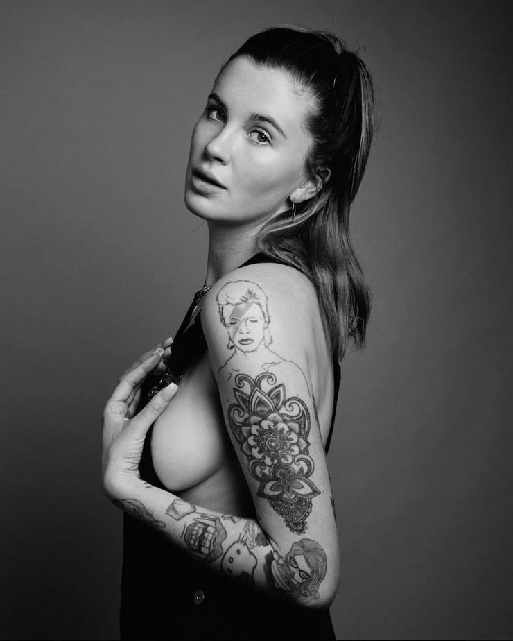 50 Ireland Baldwin Nude Pictures Brings Together Style, Sassiness And Sexiness 353