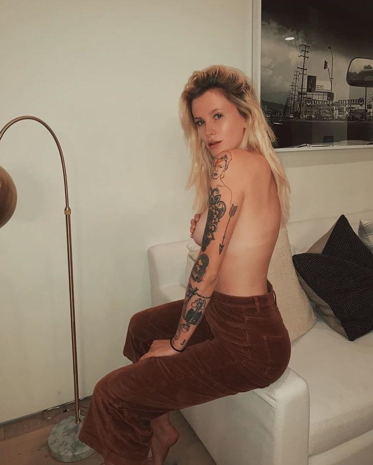 50 Ireland Baldwin Nude Pictures Brings Together Style, Sassiness And Sexiness 358