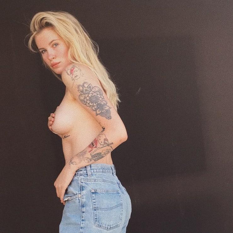 50 Ireland Baldwin Nude Pictures Brings Together Style, Sassiness And Sexiness 4
