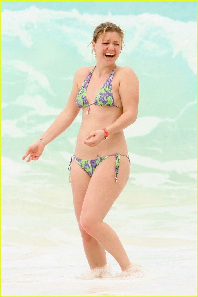 56 Sexy and Hot Kelly Clarkson Pictures – Bikini, Ass, Boobs 5