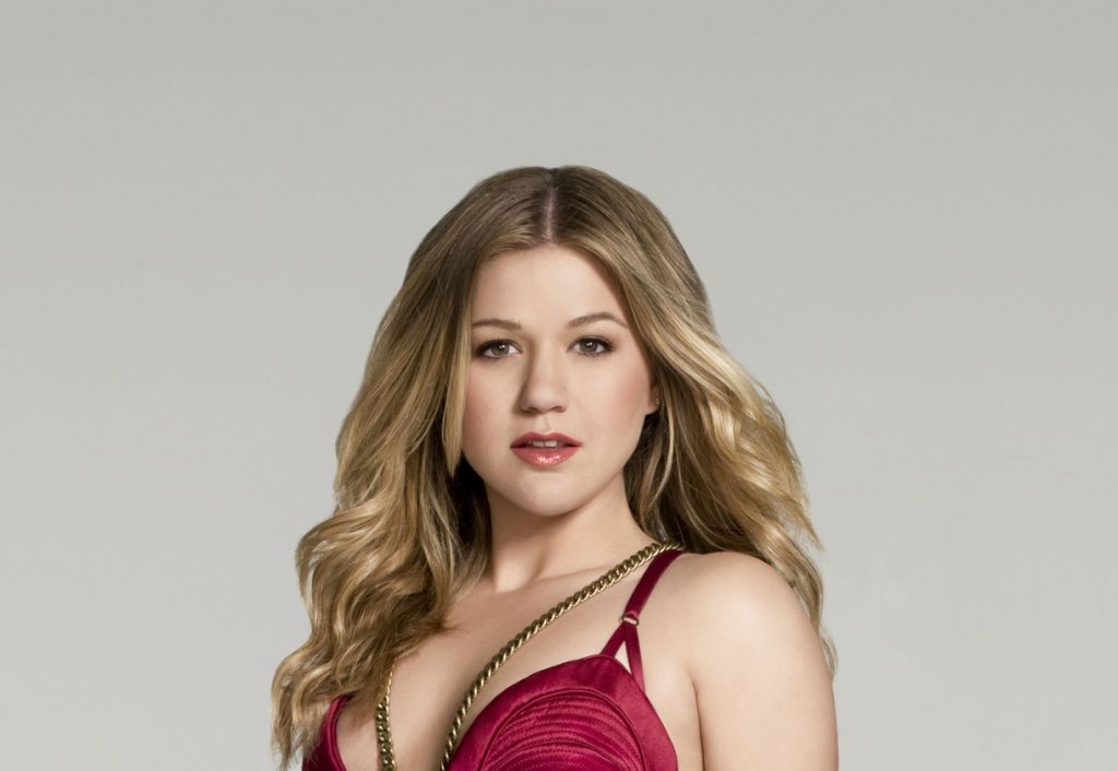 56 Sexy and Hot Kelly Clarkson Pictures – Bikini, Ass, Boobs 6