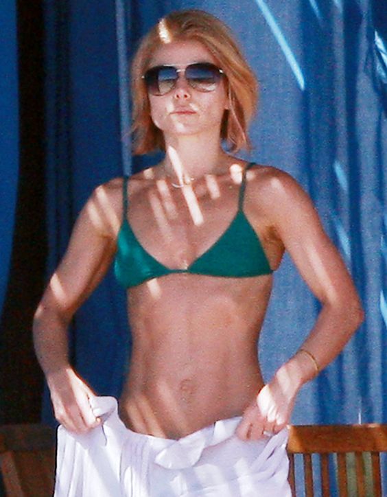 Kelly Ripa Sexy Boobs Pictures on Green Bikini