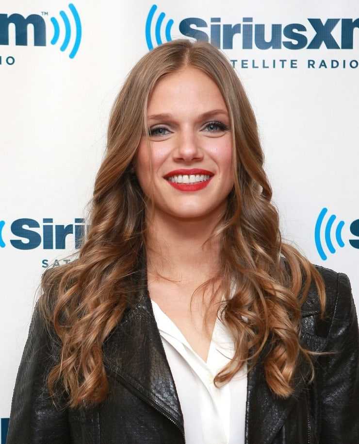 60+ Hottest Tracy Spiridakos Big Boobs Pictures Which Will Make You Swelter All Over 35