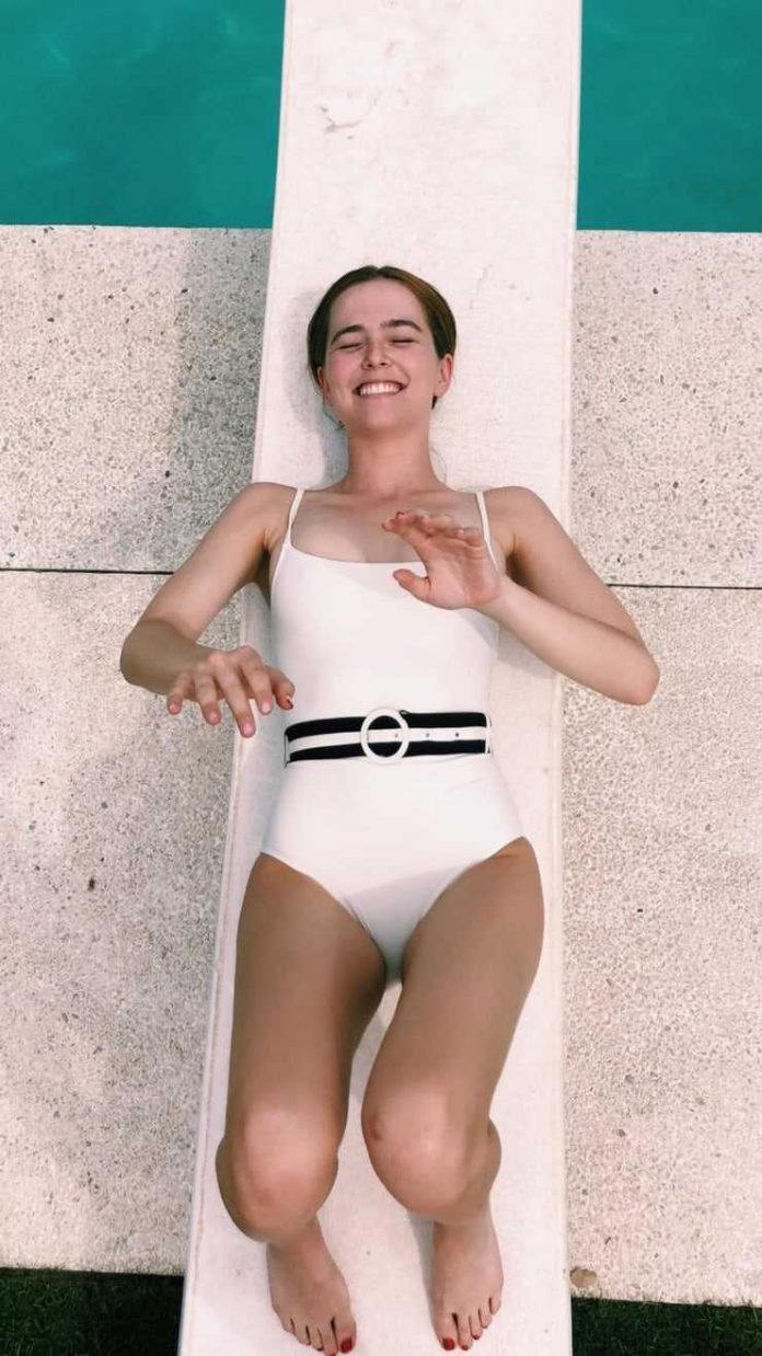 49 Zoey Deutch Nude Pictures That Are Erotically Stimulating 3