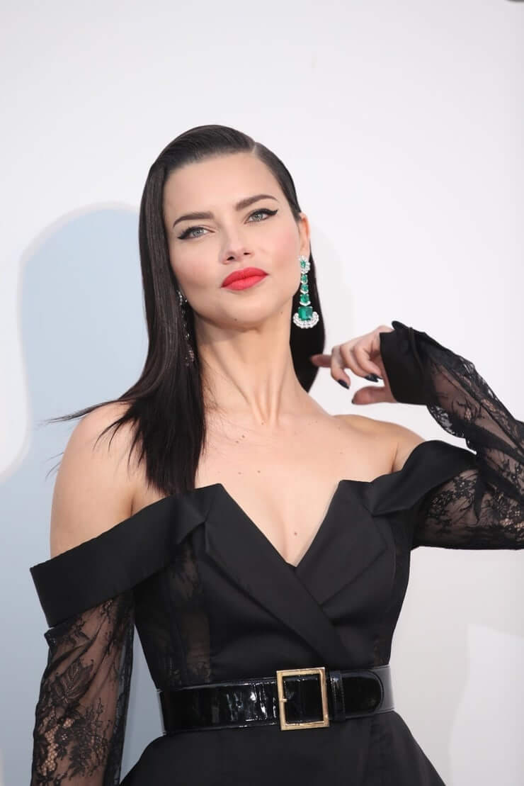 70+ Hot Pictures Of Adriana Lima Focus On Her Amazing Curvy Body 21