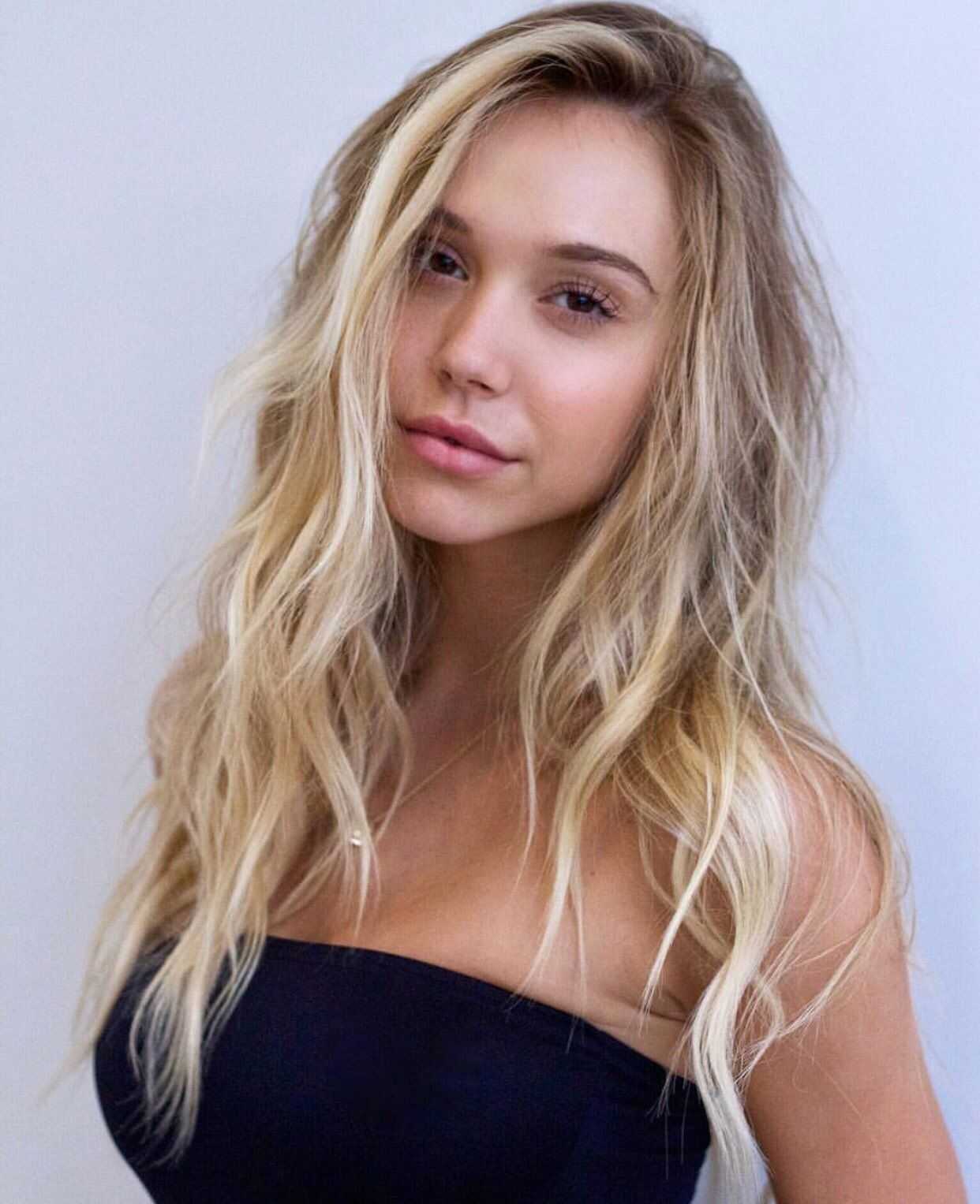 70+ Hottest Alexis Ren Pictures Will Make You Hot under the collar 9