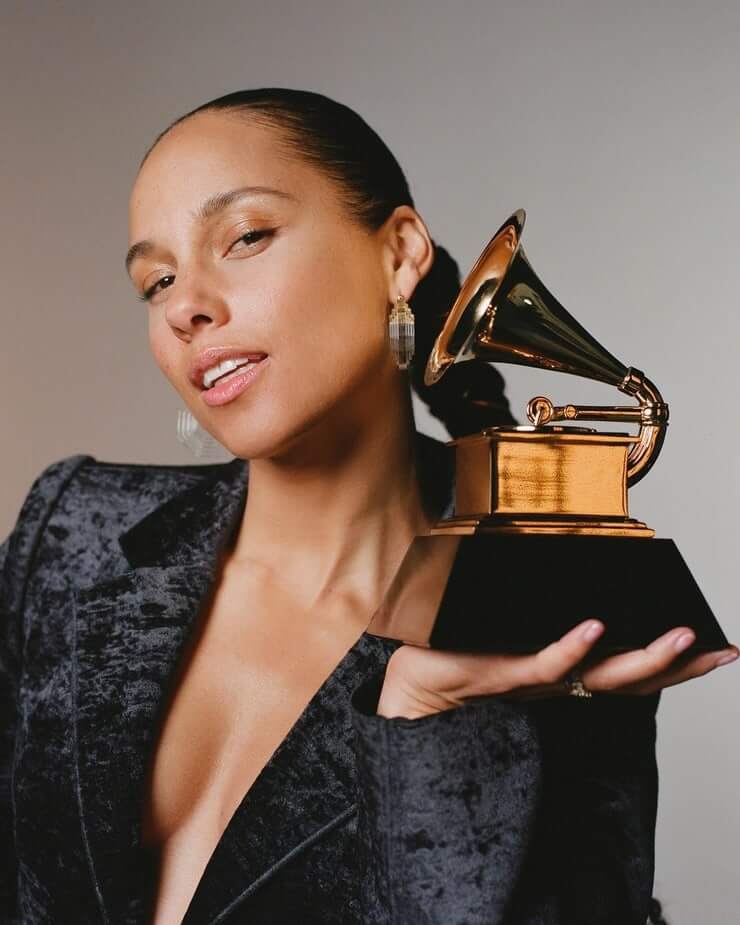 70+ Hot And Sexy Pictures Of Alicia Keys – One of Sexiest Singers Of All Time 53