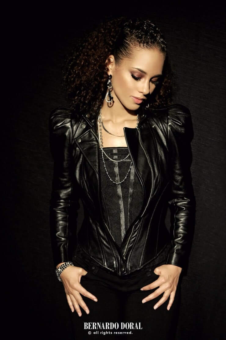 70+ Hot And Sexy Pictures Of Alicia Keys – One of Sexiest Singers Of All Time 55