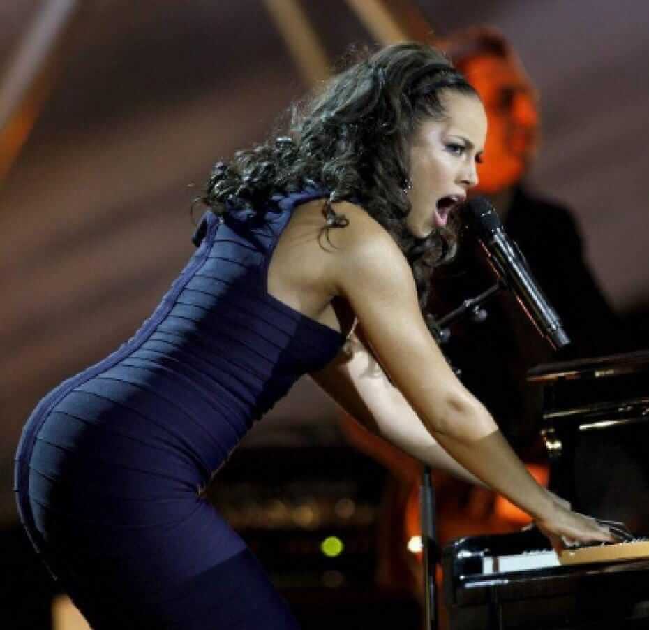 70+ Hot And Sexy Pictures Of Alicia Keys – One of Sexiest Singers Of All Time 44