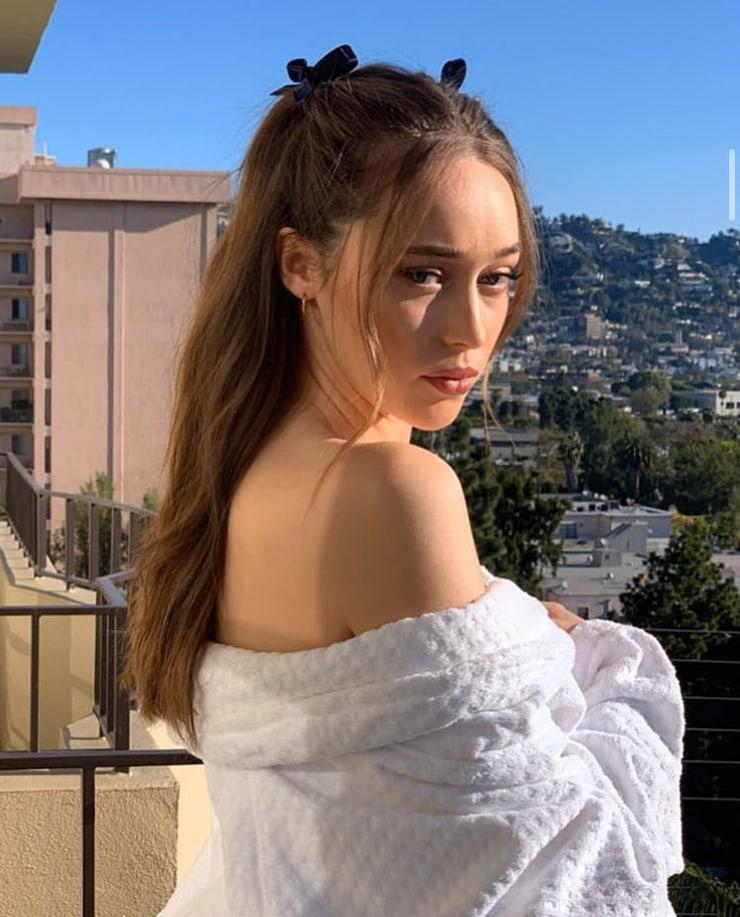 60+ Sexy Alycia Debnam-Carey Boobs Pictures Would Make You Want Her Right Now 9