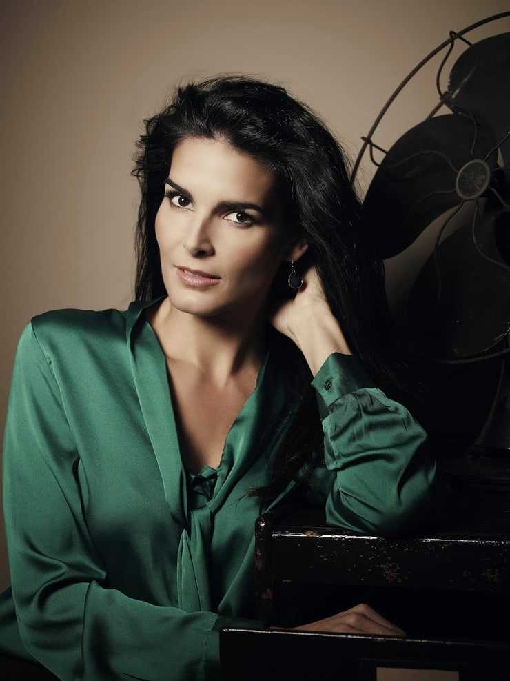 45 Sexy and Hot Angie Harmon Pictures – Bikini, Ass, Boobs 41