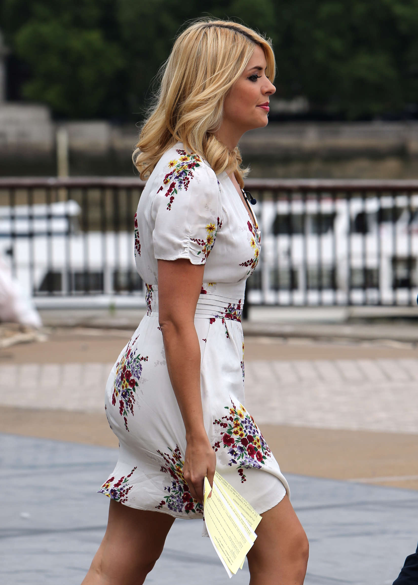 holly Willoughby hot lady pic