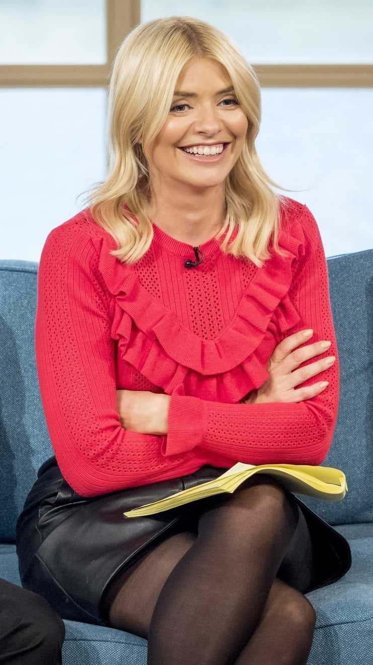 60+ Sexy Holly Willoughby Boobs Pictures That Are Sexy As Hell 8