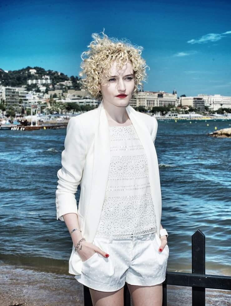 44 Sexy and Hot Julia Garner Pictures – Bikini, Ass, Boobs 27