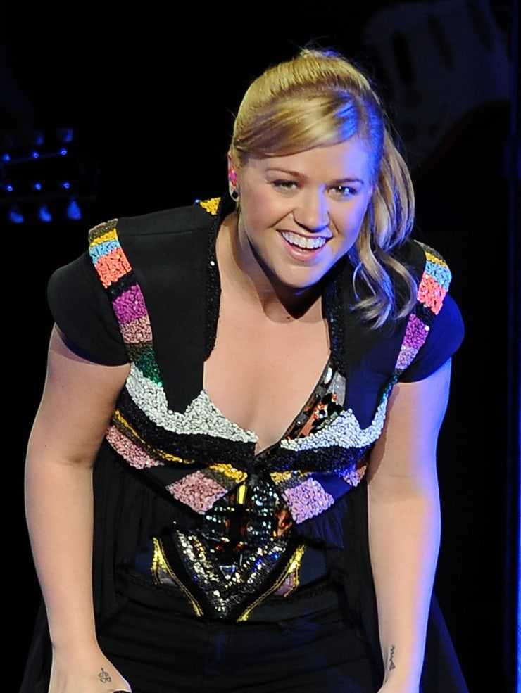 56 Sexy and Hot Kelly Clarkson Pictures – Bikini, Ass, Boobs 178