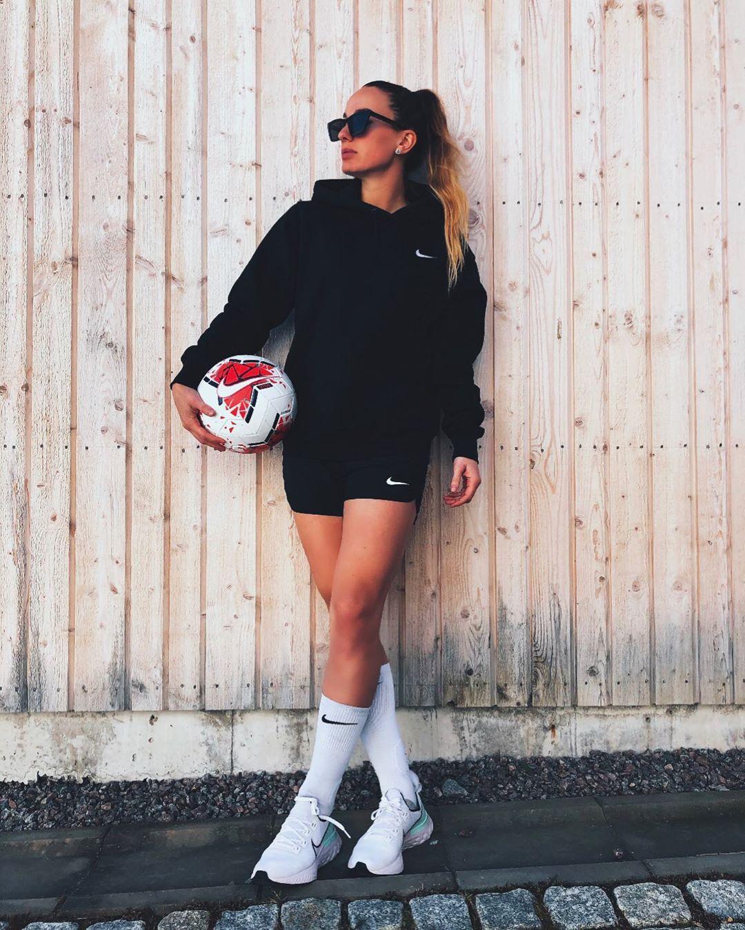 kosovare asllani thighs