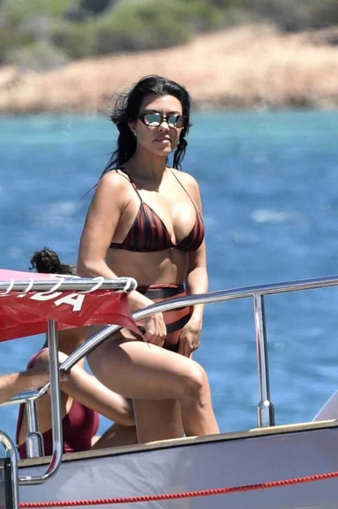 49 kourtney kardashian Nude Pictures Will Make You Slobber Over Her 2