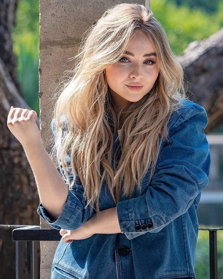 61 Hottest Sabrina Carpenter Big Butt Pictures Will Make You Want To Jump Into Bed With Her 43