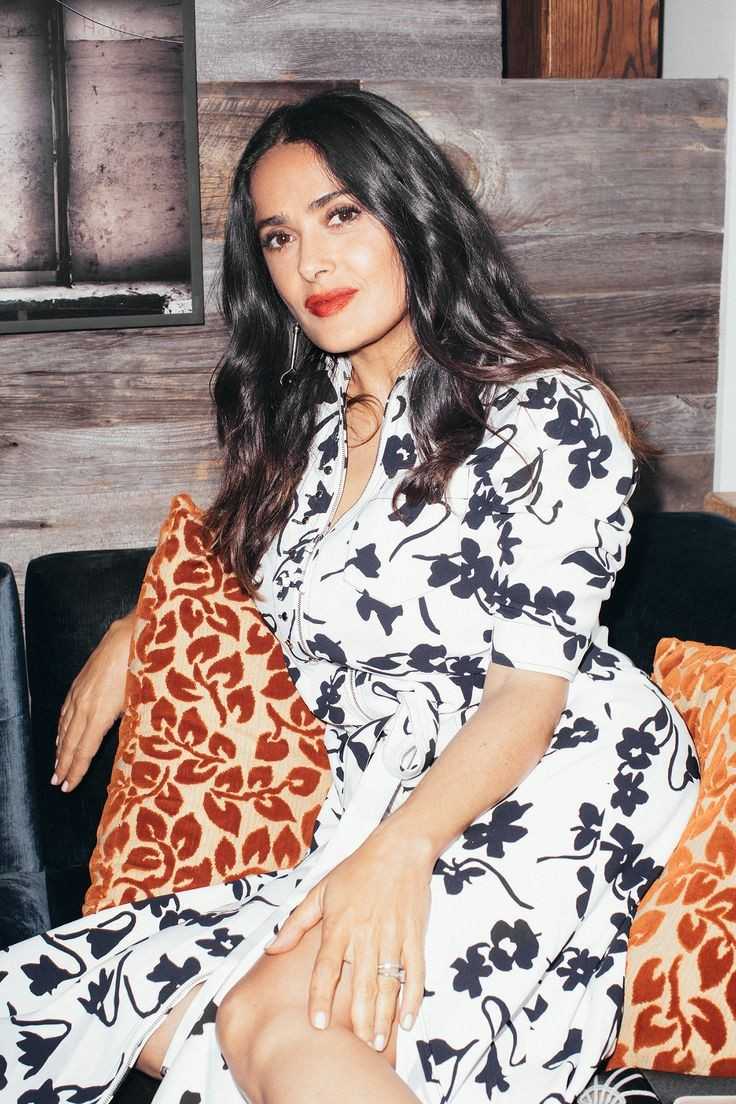 70+ Hot Pictures of Salma Hayek Magnify Her Voluptuous Sexy Body 17