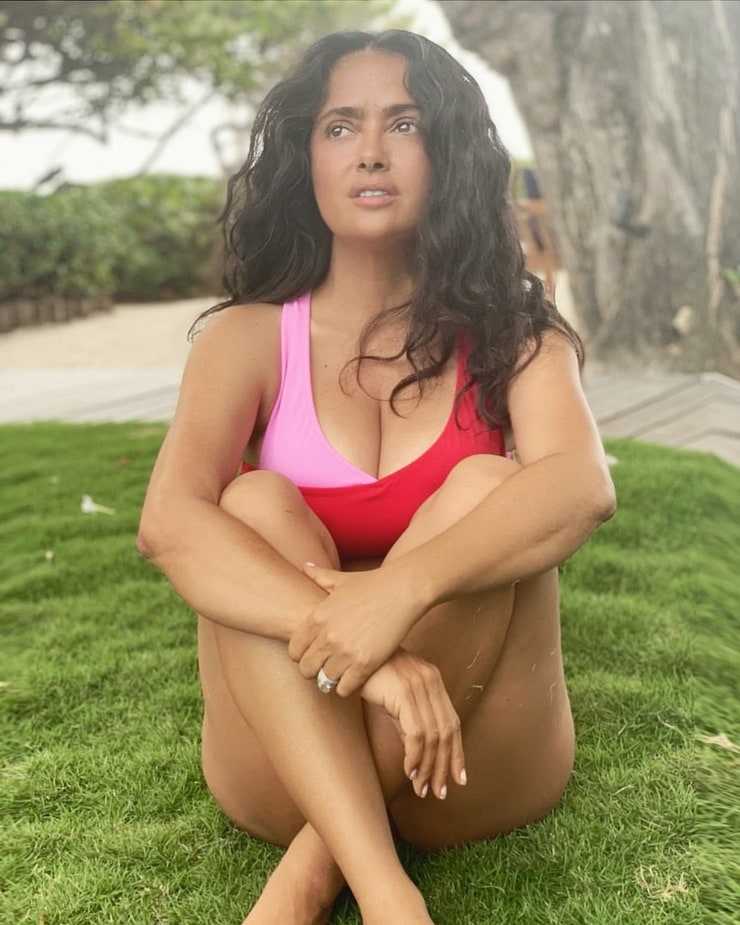 70+ Hot Pictures of Salma Hayek Magnify Her Voluptuous Sexy Body 126
